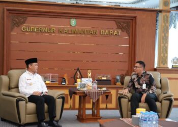 Gubernur Kalimantan Barat, Ria Norsan, saat menerima kunjungan Kepala BPJS Ketenagakerjaan Wilayah Regional se-Kalimantan, Ady Hendratta, bersama jajaran, di Ruang Kerja Gubernur, Rabu (24/12/2025).