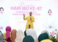 Ketua Tim Penggerak PKK Provinsi Kalimantan Barat, Erlina Ria Norsan, saat memberikan sambutan dalam acara Peringatan Hari Ibu ke-97 Tahun 2025 di Aula Rumah Dinas Wali Kota Pontianak, Rabu (24/12/2025).