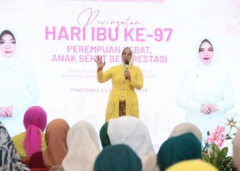 Ketua Tim Penggerak PKK Provinsi Kalimantan Barat, Erlina Ria Norsan, saat memberikan sambutan dalam acara Peringatan Hari Ibu ke-97 Tahun 2025 di Aula Rumah Dinas Wali Kota Pontianak, Rabu (24/12/2025).