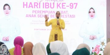 Ketua Tim Penggerak PKK Provinsi Kalimantan Barat, Erlina Ria Norsan, saat memberikan sambutan dalam acara Peringatan Hari Ibu ke-97 Tahun 2025 di Aula Rumah Dinas Wali Kota Pontianak, Rabu (24/12/2025).