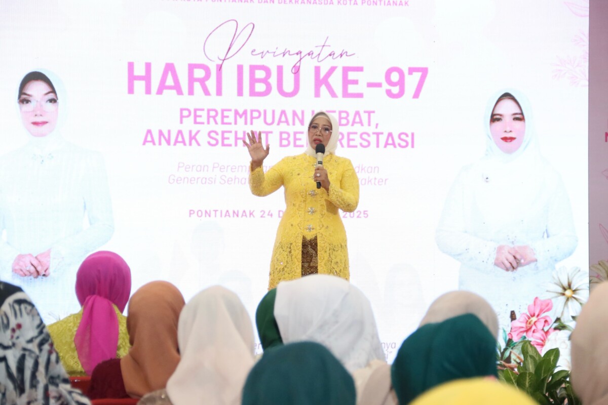 Ketua Tim Penggerak PKK Provinsi Kalimantan Barat, Erlina Ria Norsan, saat memberikan sambutan dalam acara Peringatan Hari Ibu ke-97 Tahun 2025 di Aula Rumah Dinas Wali Kota Pontianak, Rabu (24/12/2025).