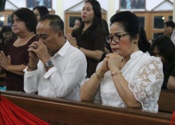 Wakil Gubernur Kalimantan Barat, Krisantus Kurniawan, hadir didampingi istri yang juga menjabat sebagai Ketua I Bidang Pembinaan Karakter Keluarga TP PKK Kalbar, Donata Dirasig Krisantus Kurniawan, saat menghadiri Ibadah Misa Malam Natal Tahun 2025 bersama ratusan umat Katolik di Gereja Katolik Paroki Santa Sesilia Pontianak, Rabu (24/12/2025) malam.