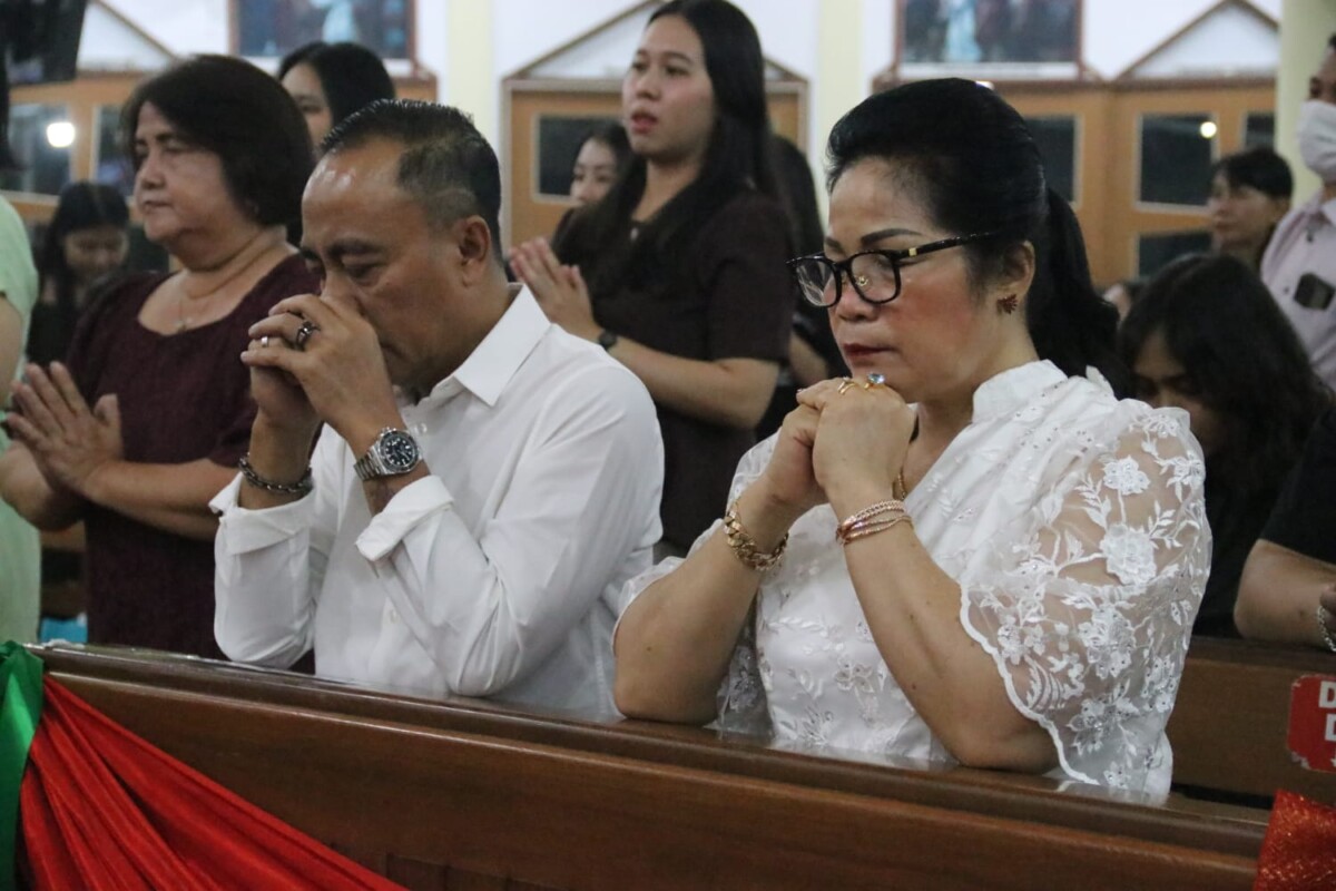 Wakil Gubernur Kalimantan Barat, Krisantus Kurniawan, hadir didampingi istri yang juga menjabat sebagai Ketua I Bidang Pembinaan Karakter Keluarga TP PKK Kalbar, Donata Dirasig Krisantus Kurniawan, saat menghadiri Ibadah Misa Malam Natal Tahun 2025 bersama ratusan umat Katolik di Gereja Katolik Paroki Santa Sesilia Pontianak, Rabu (24/12/2025) malam.