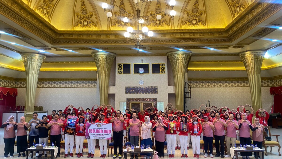 Tim JMB menerima apresiasi dari Bupati Jember Muhammad Fawait di Pendopo Wahyawibawagraha atas prestasinya di ajang World Band Competition di Malaysia September 2025 lalu (foto: istimewa)