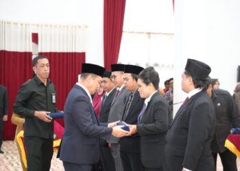 Gubernur Kalimantan Barat, Ria Norsan, melantik Anggota Komisi Penyiaran Indonesia Daerah (KPID) Provinsi Kalimantan Barat masa jabatan 2025–2028, di Balai Petitih Kantor Gubernur Kalimantan Barat, Selasa (30/12/2025).