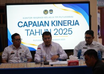 Kpala Imigrasi Putussibau Uray Aliandri saat menyampaikan capaian kerja mereka pada tahun 2025. Taufik