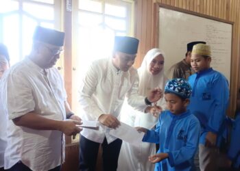 Ketua DPD PAN Kapuas Hulu Wahyudi Hidayat saat menyantuni anak yatim dalam acara doa bersama keselamatan bangsa Indonesia. Taufik
