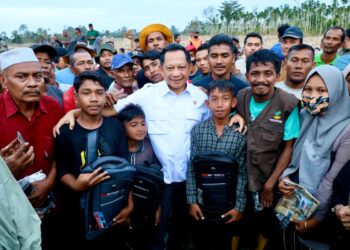 Mendagri Muhammad Tito Karnavian datang ke Sentra pengungsian di Desa Geudumbak, Kecamatan Langkahan pada Selasa (30/12/2025)