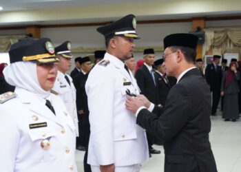 Wali Kota Pontianak Edi Rusdi Kamtono melantik 32 pejabat administrator dan 27 pejabat pengawas serta sejumlah kepala sekolah, kepala puskesmas hingga pejabat fungsional.