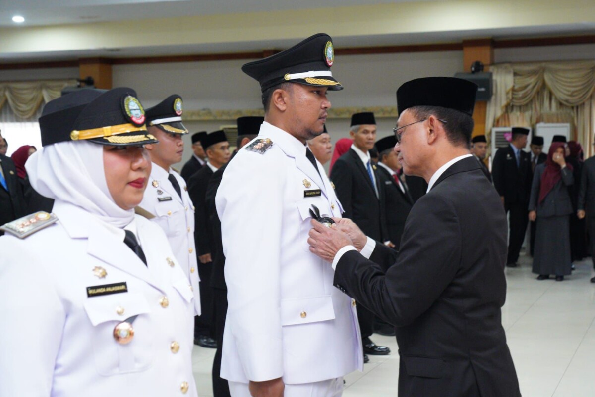 Wali Kota Pontianak Edi Rusdi Kamtono melantik 32 pejabat administrator dan 27 pejabat pengawas serta sejumlah kepala sekolah, kepala puskesmas hingga pejabat fungsional.