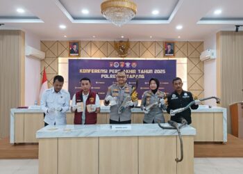 Kapolres Ketapang, AKBP Muhammad Harris bersama jajaran Kasat menunjukkan BB hasil pengungkapan kasus tahun 2025. Foto: Abdul Salim / Jurnalis.co.id