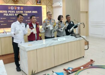 Kapolres Ketapang beserta para Kasat memperlihatkan sejumlah BB hasil pengungkapan kasus di 2025. Foto: Jurnalis.co.id