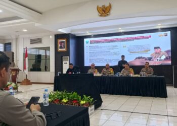 Kapolda Kalimantan Barat Irjen Pol. Pipit Rismanto memaparkan capaian kinerja Polda Kalbar sepanjang tahun 2025 dalam kegiatan rilis akhir tahun yang digelar di Ruang Graha Khatulistiwa Lantai 3 Polda Kalbar, Rabu, 31 Desember 2025. Foto: Deny Wahyu Hendrata.