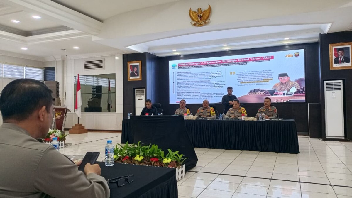 Kapolda Kalimantan Barat Irjen Pol. Pipit Rismanto memaparkan capaian kinerja Polda Kalbar sepanjang tahun 2025 dalam kegiatan rilis akhir tahun yang digelar di Ruang Graha Khatulistiwa Lantai 3 Polda Kalbar, Rabu, 31 Desember 2025. Foto: Deny Wahyu Hendrata.