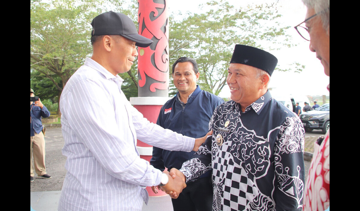 Juli Suryadi, saat menyambut kedatangan Wamen Pendidikan Tinggi, Sains, dan Teknologi Republik Indonesia, Fauzan, di ruang VVIP Bandara Supadio . (Foto. Prokopim Mempawah)