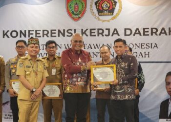 PWI Kalteng Anugerahi PLN UPT Palangkaraya Penghargaan Peduli Pers