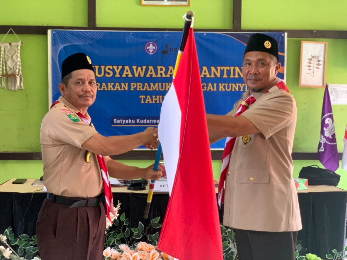 Pengesahan Ketua Kwarran terpilih ditandai dengan penyerahan bendera merah putih oleh presidium Pimpinan Sidang Ruslan kepada Ketua Kwarran Terpilih Helmi. Ist