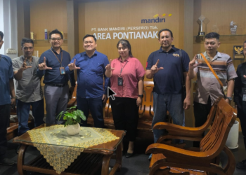 Manajemen Bank Mandiri Area Pontianak berfoto bersama pengurus Journalist Collaboration Forum usai berdiskusi membahas program CSR Connect Kalbar 2025.