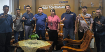 Manajemen Bank Mandiri Area Pontianak berfoto bersama pengurus Journalist Collaboration Forum usai berdiskusi membahas program CSR Connect Kalbar 2025.