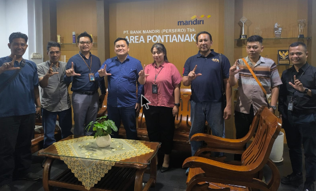 Manajemen Bank Mandiri Area Pontianak berfoto bersama pengurus Journalist Collaboration Forum usai berdiskusi membahas program CSR Connect Kalbar 2025.