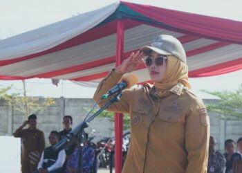 Bupati Mempawah saat memimpin apel Hardesnas yang berlangsung di Terminal Kijing Pelabuhan Pontianak, Kecamatan Sungai Kunyit. (Foto, Prokopim)