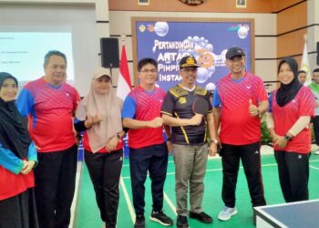 Sekretaris Daerah Kabupaten Mempawah, Ismail, saat menghadiri Tenis Meja Ekshibisi Pimpinan dan Pertandingan Tenis Meja Antarinstansi BPK RI Kalbar. (Foto Prokopim Mempawah)