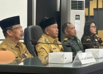 Didampingi Sekda Mempawah, Ismail, Wakil Bupati Mempawah, Juli Suryadi, dalam Rapat Koordinasi Pengendalian Inflasi yang diselenggarakan Kementerian Dalam Negeri secara virtual dari Mempawah Command Center