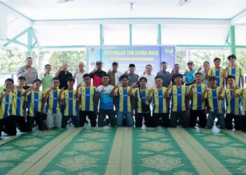Wakil Bupati Mempawah, Juli Suryadi, saat melepas kontingen sepak bola Persiwah Mempawah yang akan berlaga pada kompetisi Liga 4 Piala Gubernur Kalimantan Barat Tahun 2026.
