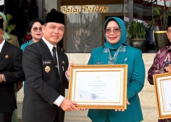 Gubernur kalbar Ria Norsan saat menyerahakan sertifikat Warisan Budaya Tak Benda (WBTB) kepada Bupati Mempawah Erlina. (Foto Prokopim Mempawah)