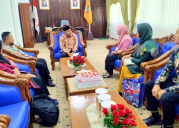 Wakil Bupati Mempawah, Juli Suryadi, saat audiensi rombongan Balai Bahasa Provinsi Kalimantan Barat di Ruang Kerja Wakil Bupati Mempawah. Ist