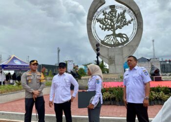Pemerintah Kubu Raya memadukan aksi sosial dan doa lintas agama saat meresmikan Tugu Benteng Mangrove dan Bundaran Gaforaya di Jalan Supadio, Sungai Raya, Rabu (31/12/2025).