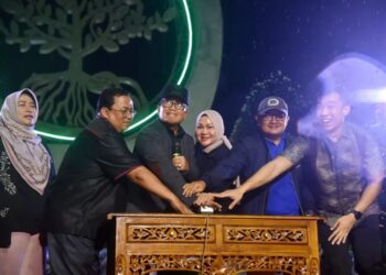 Sujiwo saat peresmian dua bangunan ikonik, Bundaran Gaforaya dan Tugu Benteng Mangrove sebagai landmark baru kebanggaan masyarakat, Rabu (31/12/2025) malam.