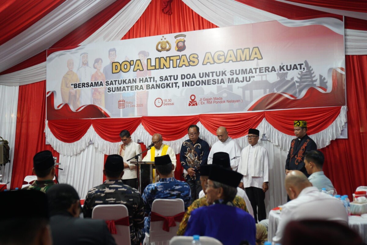 Doa bersama lintas agama mengisi malam perayaan Tahun Baru 2026 di Kota Pontianak sebagai bentuk empati pada daerah-daerah yang tertimpa musibah bencana alam.