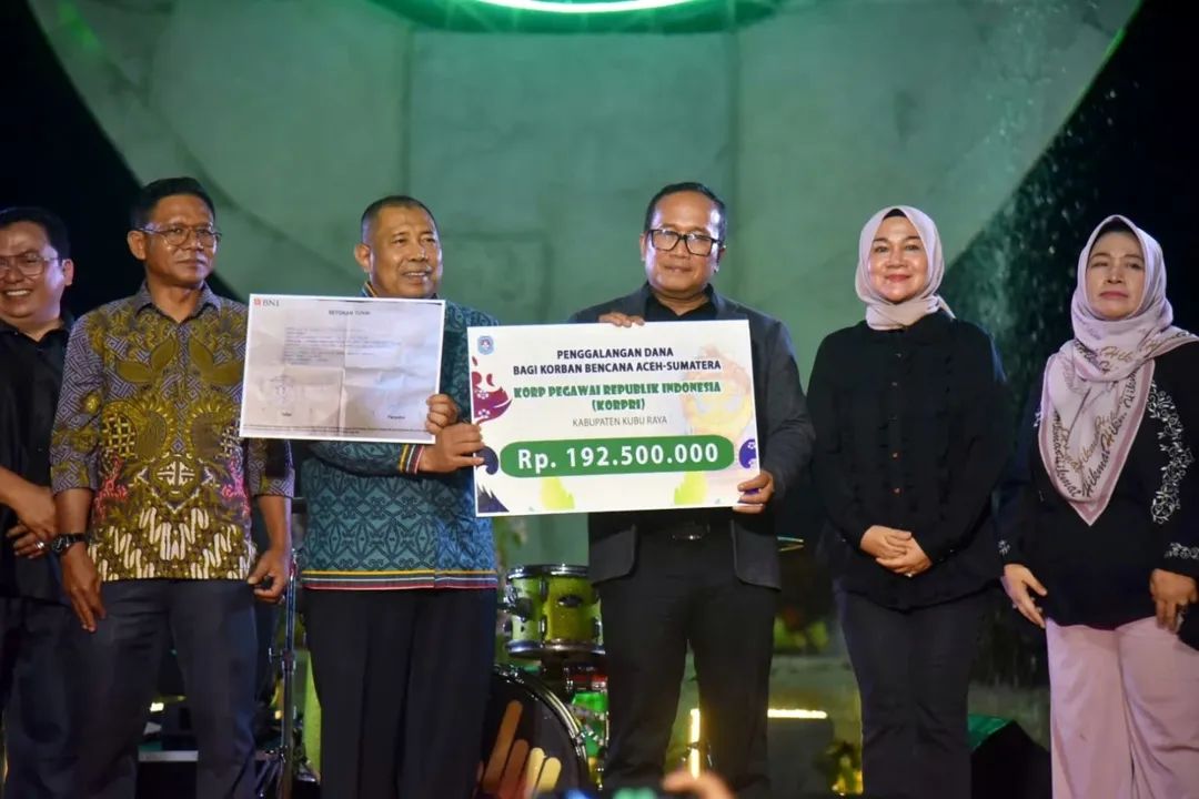 Sujiwo pada penggalangan dana yang dirangkai dalam peresmian Bundaran Gaforaya dan Tugu Benteng Mangrove di Jalan Supadio, Kecamatan Sungai Raya, Rabu (31/12/2025) malam.