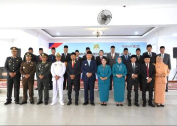 Caption: Bupati Ketapang, Alexander Wilyo berfoto bersama 12 pejabat Eselon II usai pelantikan dan pengambilan sumpah jabatan, Jumat (2/1/2026).(Foto: Prokopim Pemkab Ketapang).