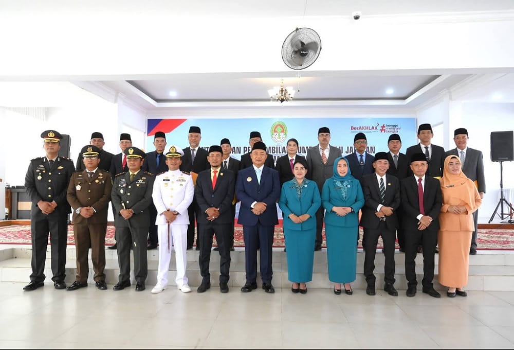 Caption: Bupati Ketapang, Alexander Wilyo berfoto bersama 12 pejabat Eselon II usai pelantikan dan pengambilan sumpah jabatan, Jumat (2/1/2026).(Foto: Prokopim Pemkab Ketapang).