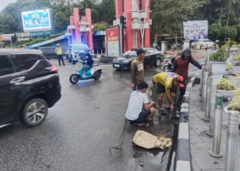 Petugas dari Dinas PUPR Kota Pontianak tengah membersihkan drainase dan saluran air sebagai upaya mengantisipasi banjir rob.