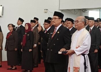 Sekretaris Daerah Kabupaten Kapuas Hulu Ambrosius Sadau saat diambil sumpahnya oleh Bupati Kapuas Hulu. Taufik