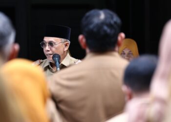 Sekretaris Daerah Kota Pontianak Amirullah memberi arahan kepada ASN pada apel pagi.