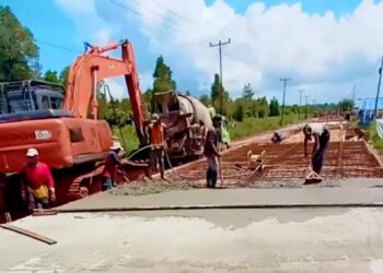 Proses pengecoran pada ruas jalan Pelang - Kepuluk. Foto: Istimewa.