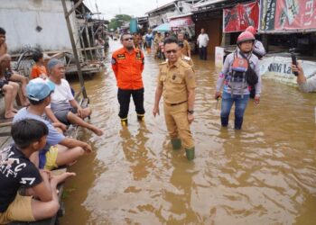Wali Kota Pontianak Edi Rusdi Kamtono saat meninjau wilayah yang tergenang akibat air pasang di Pontianak Barat bulan lalu.