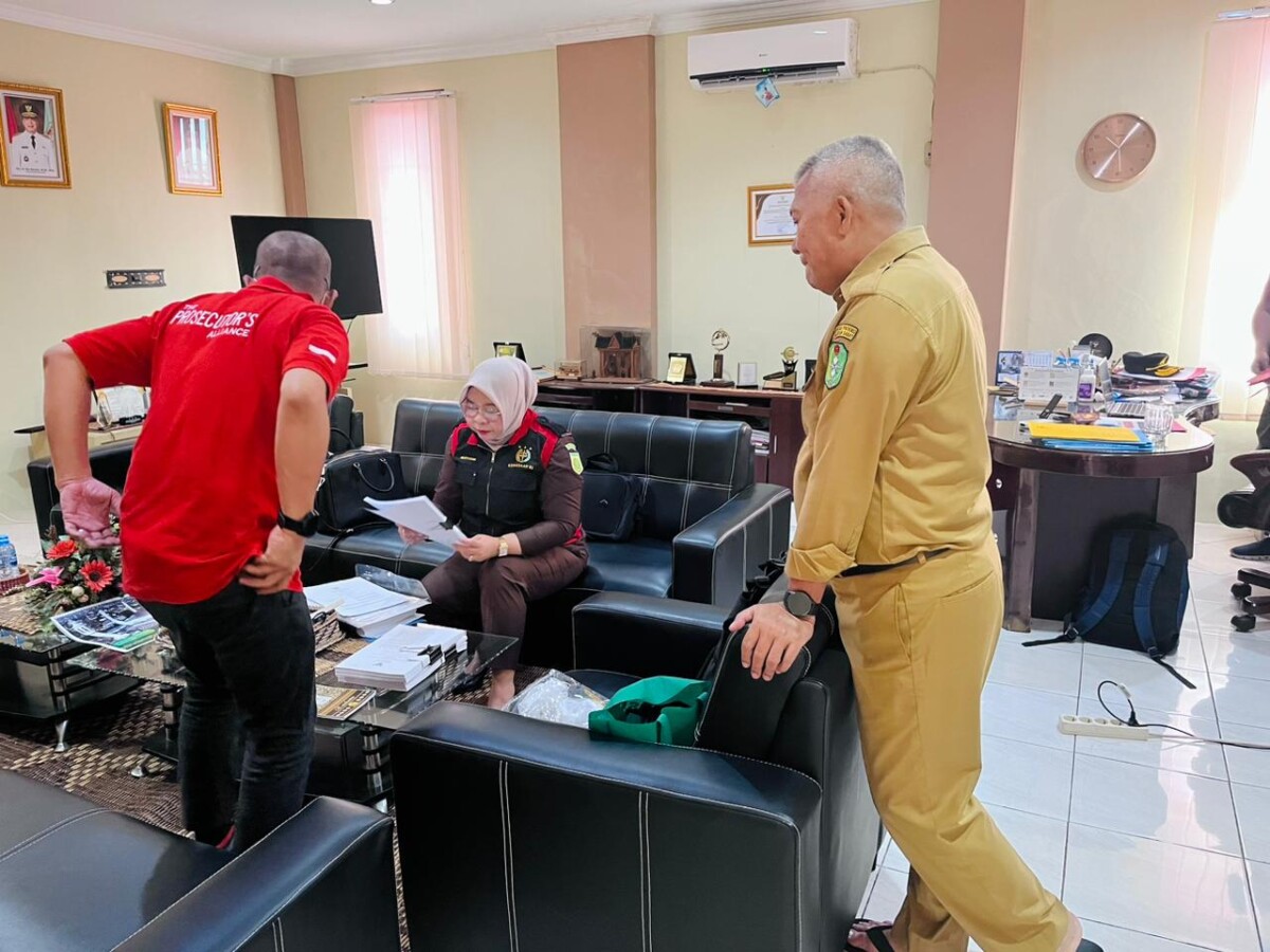 Kejaksaan Tinggi Kalbar meningkatkan intensitas penyidikan terhadap aktivitas pertambangan PT Laman Mining, dengan melakukan penggeledahan serentak di lima lokasi strategis pada Senin (5/1/2026).