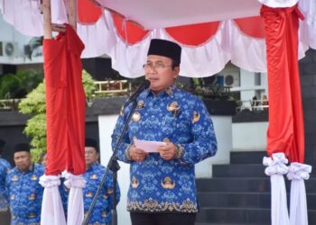 Bupati Kubu Raya Sujiwo memimpin apel gabungan yang diikuti seluruh aparatur sipil negara (ASN) di halaman Kantor Bupati Kubu Raya, Senin (5/1/2026).