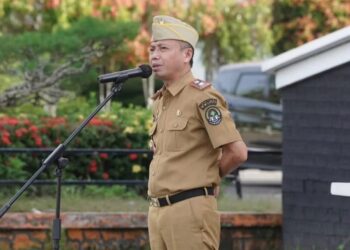 Sekda Ketapang ketika memipin apel perdana di tahun 2026. Foto: Prokopim.