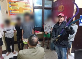 Delapan remaja diamankan polisi karena diduga hendak melakukan aksi tawuran di Jalan Jiranding dan kawasan Perumnas II.