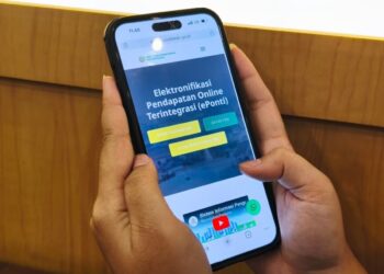 Seorang warga tengah mengakses salah satu layanan digital yang disediakan Pemerintah Kota Pontianak.