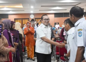 Sujiwo saat menghadiri wisuda 198 wisudawati Akademi Paradigta Indonesia yang digelar di Aula Praja Utama Kantor Bupati Kubu Raya, Rabu (7/1/2026).