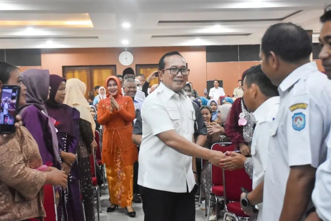 Sujiwo saat menghadiri wisuda 198 wisudawati Akademi Paradigta Indonesia yang digelar di Aula Praja Utama Kantor Bupati Kubu Raya, Rabu (7/1/2026).