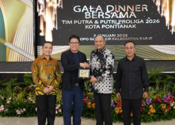Gubernur Kalimantan Barat, Ria Norsan, Presiden Konfederasi Bola Voli Asia (AVC) Ramon Suzara, Kapolda Kalbar Irjen Pol. Pipit Rismanto, dan Wakil Gubernur Kalbar Krisantus Kurniawan berfoto bersama saat Welcome Dinner Tim Proliga di Pendopo Gubernur, Rabu malam (7/1/2026).