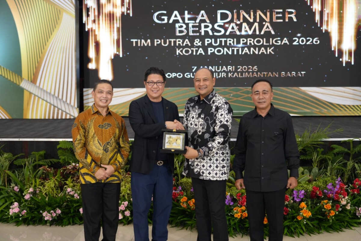 Gubernur Kalimantan Barat, Ria Norsan, Presiden Konfederasi Bola Voli Asia (AVC) Ramon Suzara, Kapolda Kalbar Irjen Pol. Pipit Rismanto, dan Wakil Gubernur Kalbar Krisantus Kurniawan berfoto bersama saat Welcome Dinner Tim Proliga di Pendopo Gubernur, Rabu malam (7/1/2026).